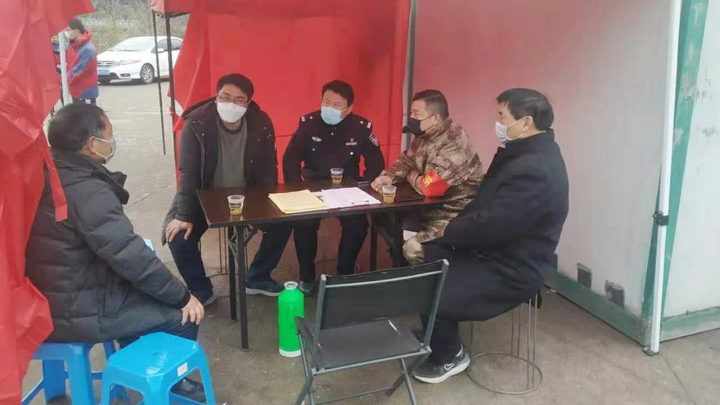 楼炳(左二)在马剑镇防疫卡点执勤检查,图片来源于诸暨广播电视台视听诸暨微信公众号
