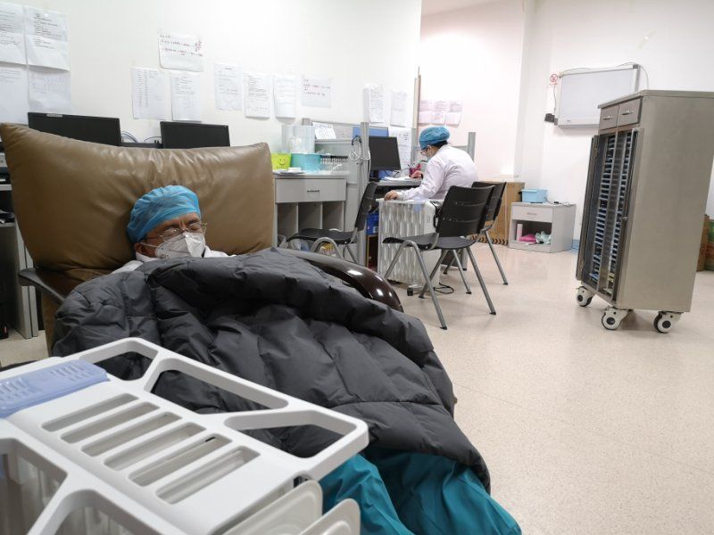 劳累的支援医生